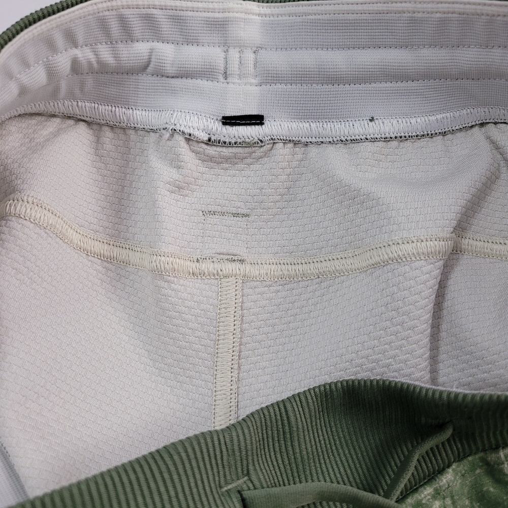 Lululemon Textured Tech Pants Size Medium - Picture 9 of 9